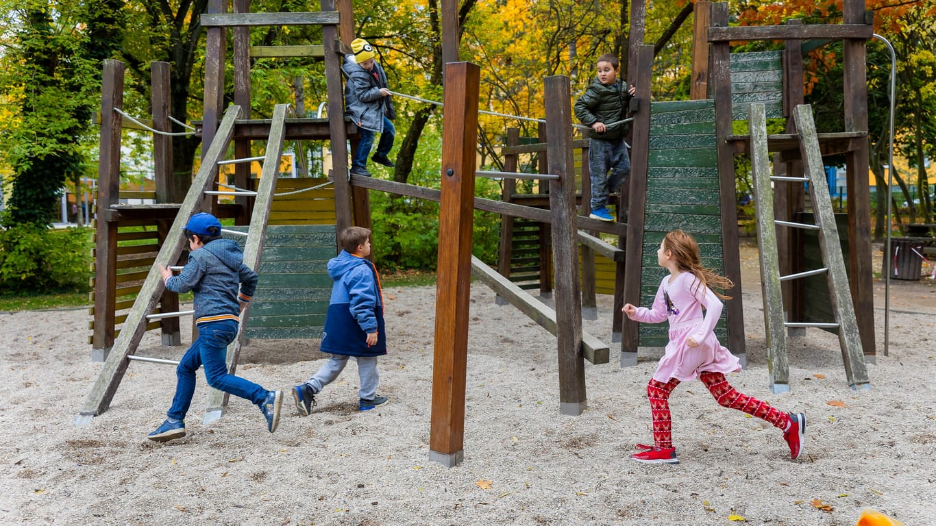 Kinder toben auf einem Spielplatz (Symbolbild): Ein Mann soll mehrere Kinder angesprochen haben.