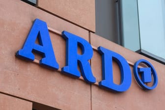 ARD-Logo: Die Rundfunkgebühren könnten um 50 Cent im Monat sinken.