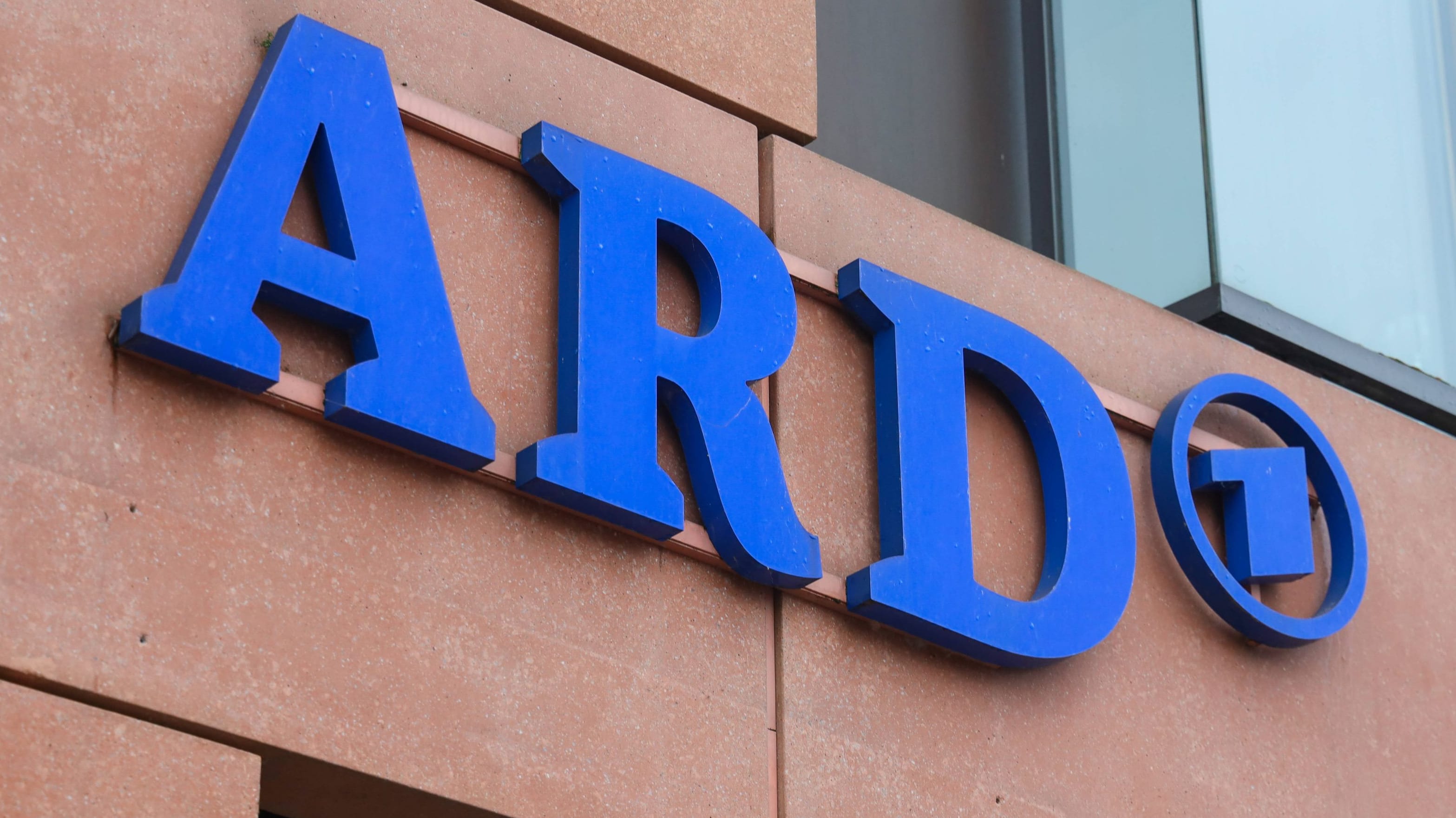ARD und ZDF: ÖRR-Mitarbeiter fordern in öffentlichem Manifest Reformen