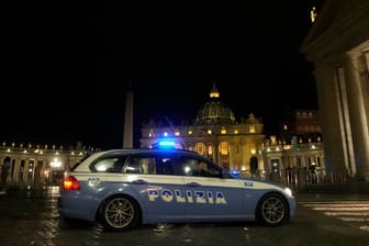 Ein italienisches Polizeiauto fährt am späten Donnerstag vor dem Petersplatz im Vatikan vorbei.Ein Auto war durch ein Tor ins Innere der Anlage gerast.