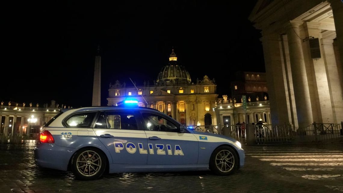 Ein italienisches Polizeiauto fährt am späten Donnerstag vor dem Petersplatz im Vatikan vorbei.Ein Auto war durch ein Tor ins Innere der Anlage gerast. Ein italienisches Polizeiauto fährt am späten Donnerstag vor dem Petersplatz im Vatikan vorbei.Ein Auto war durch ein Tor ins Innere der Anlage gerast.
