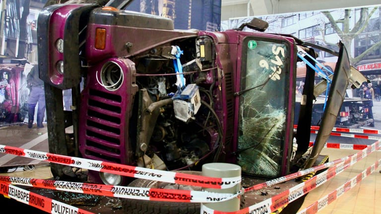 Ein völlig demolierter Jeep: Unfallwrack nach einem illegalen Autorennen in Berlin.