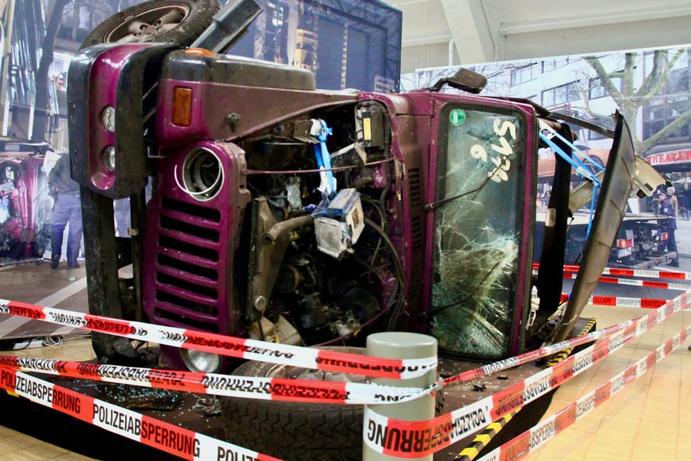 Ein völlig demolierter Jeep: Unfallwrack nach einem illegalen Autorennen in Berlin.
