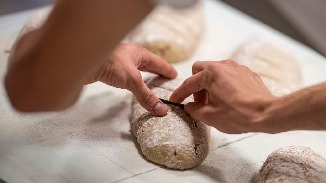 Ein Bäcker arbeitete an einem Brotlaib (Symbolbild): In Hannover streiken die Mitarbeiter eines Brotherstellers.