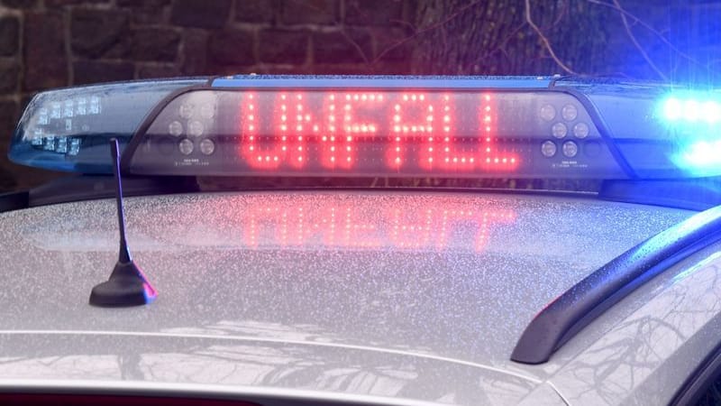 Die Leuchtschrift "Unfall" auf dem Dach eines Polizeiwagens (Symbolbild): Für den 18-jährigen Beifahrer kam jede Hilfe zu spät. Die Leuchtschrift "Unfall" auf dem Dach eines Polizeiwagens (Symbolbild): Für den 18-jährigen Beifahrer kam jede Hilfe zu spät.