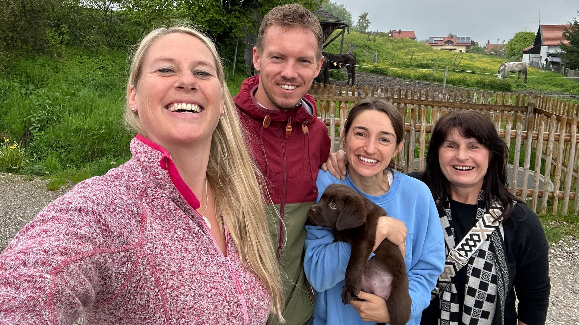 Züchterin Anja Striegel (links) mit Julian Nagelsmann und Lena Wurzenberger mit der kleinen Labrador-Hündin sowie der Mutter von Lena Wurzenberger.