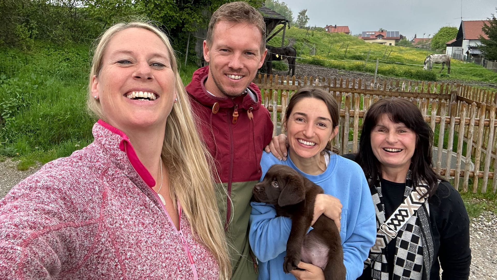 Züchterin Anja Striegel (links) mit Julian Nagelsmann und Lena Wurzenberger mit der kleinen Labrador-Hünding sowie der Mutter von Lena Wurzenberger.