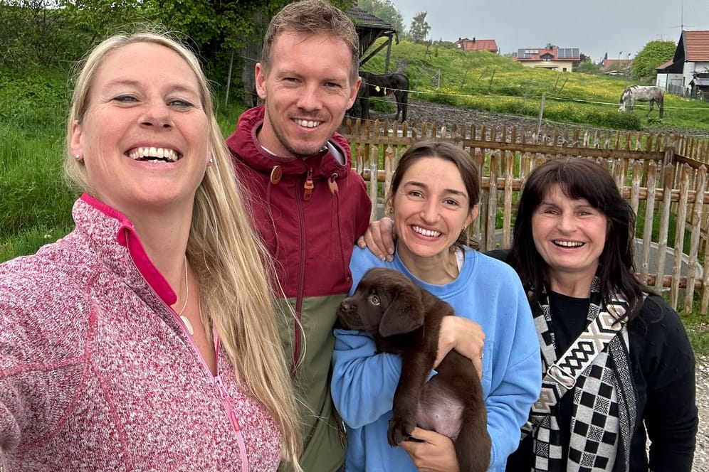 Züchterin Anja Striegel (links) mit Julian Nagelsmann und Lena Wurzenberger mit der kleinen Labrador-Hünding sowie der Mutter von Lena Wurzenberger.