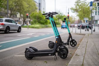 Drei E-Scooter stehen auf der Straße (Symbolbild): Der bekannte E-Scooter-Verleiher Tier denkt aufgrund ihres Kapitalbedarfs über Verkauf oder Fusion mit Investmentbank nach.