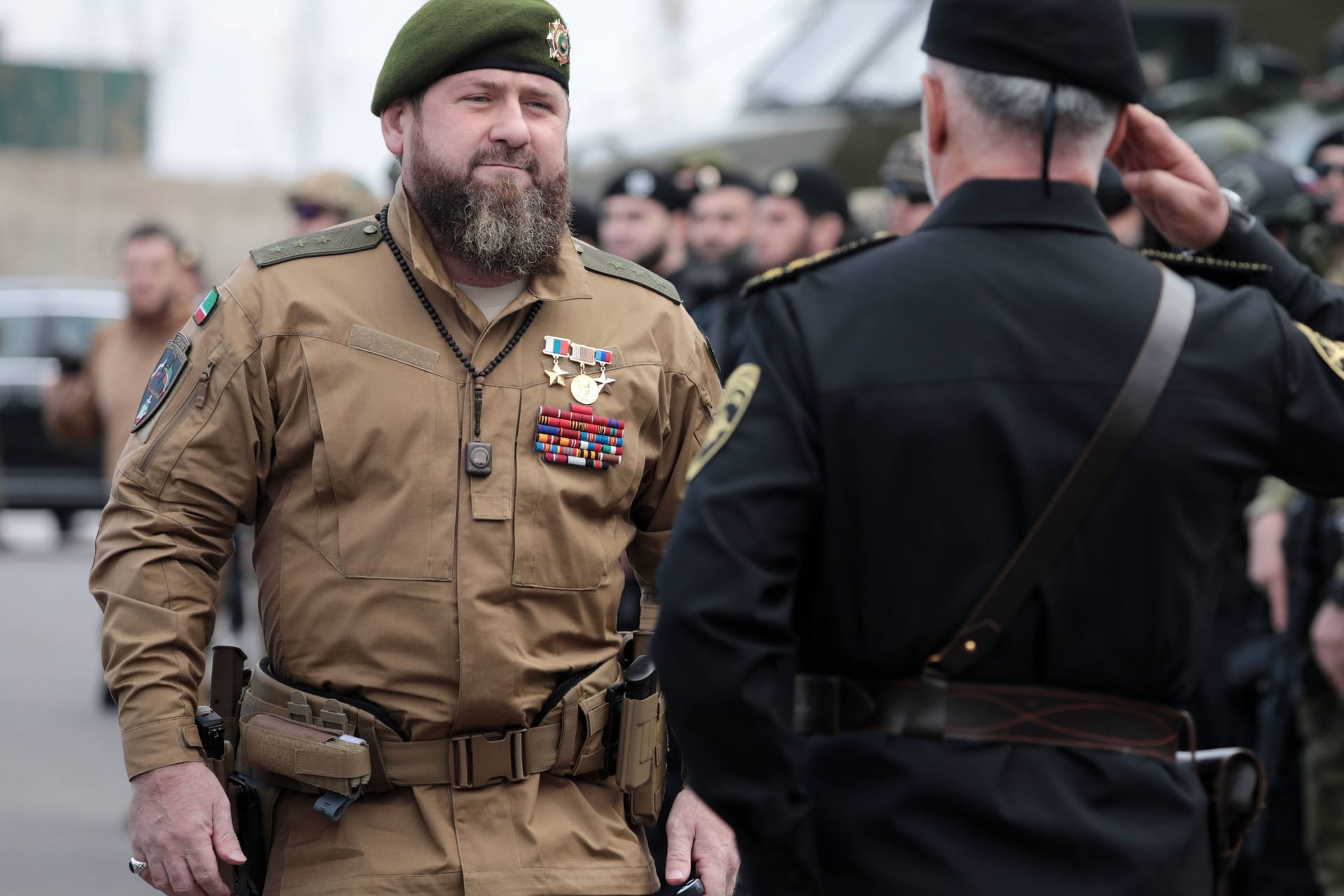 Der Tschetschenen-Führer Ramsan Kadyrow bei einer Parade zu Ehren des 70. Geburtstages von Russlands Machthaber Wladimir Putin in Grosny (Archivbild).