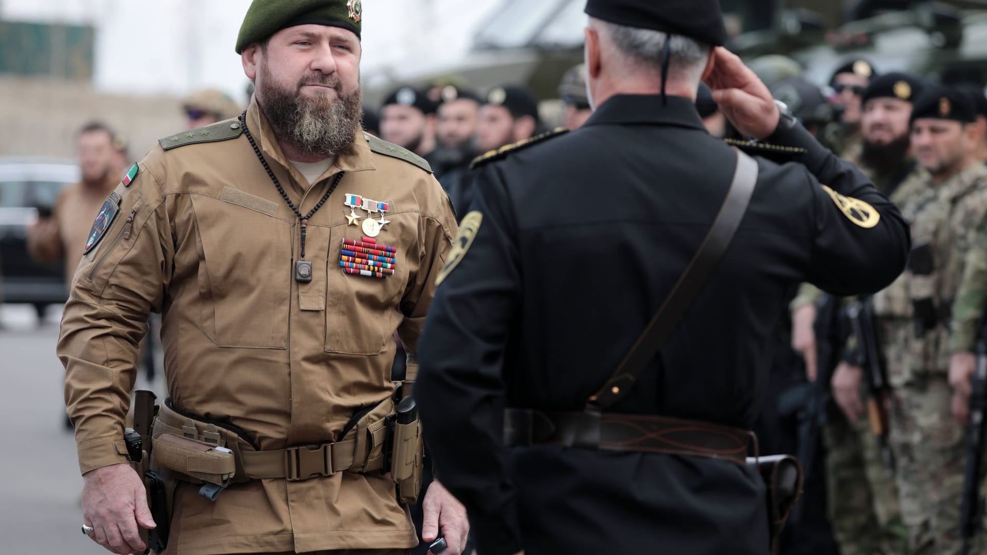 Der Tschetschenen-Führer Ramsan Kadyrow bei einer Parade zu Ehren des 70. Geburtstages von Russlands Machthaber Wladimir Putin in Grosny (Archivbild).