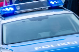 Ein Streifenwagen der Polizei ist mit Blaulicht (Symbolbild): In Sankt Augustin wurden Senioren von Einbrechern überfallen.