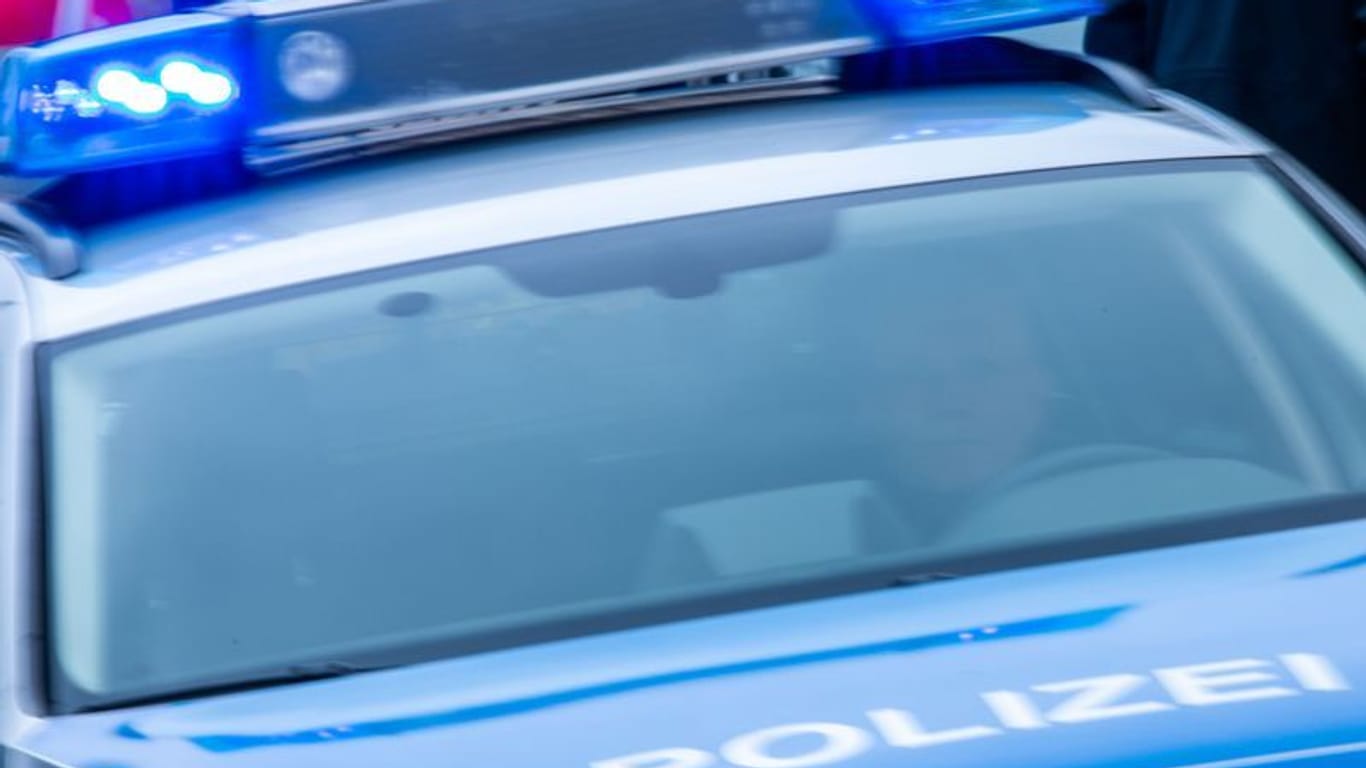 Ein Streifenwagen der Polizei ist mit Blaulicht (Symbolbild): In Sankt Augustin wurden Senioren von Einbrechern überfallen.