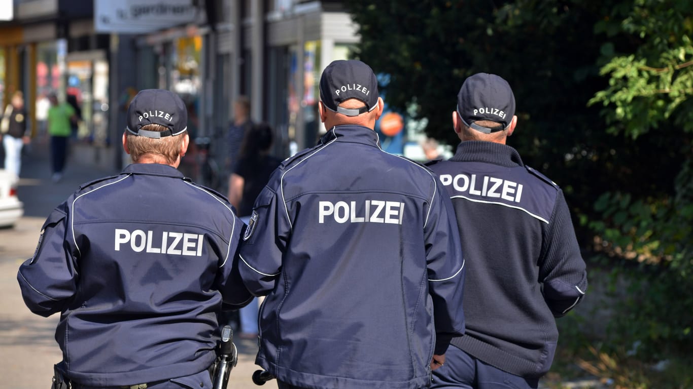 Streifenpolizisten in Berlin (Symbolbild): Zwei verletzte Beamte mussten den Dienst beenden.