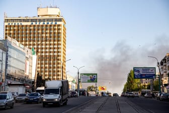 Rauch steigt in Luhansk auf: Zwei Raketen sollen ein Fabrikgebäude getroffen haben.