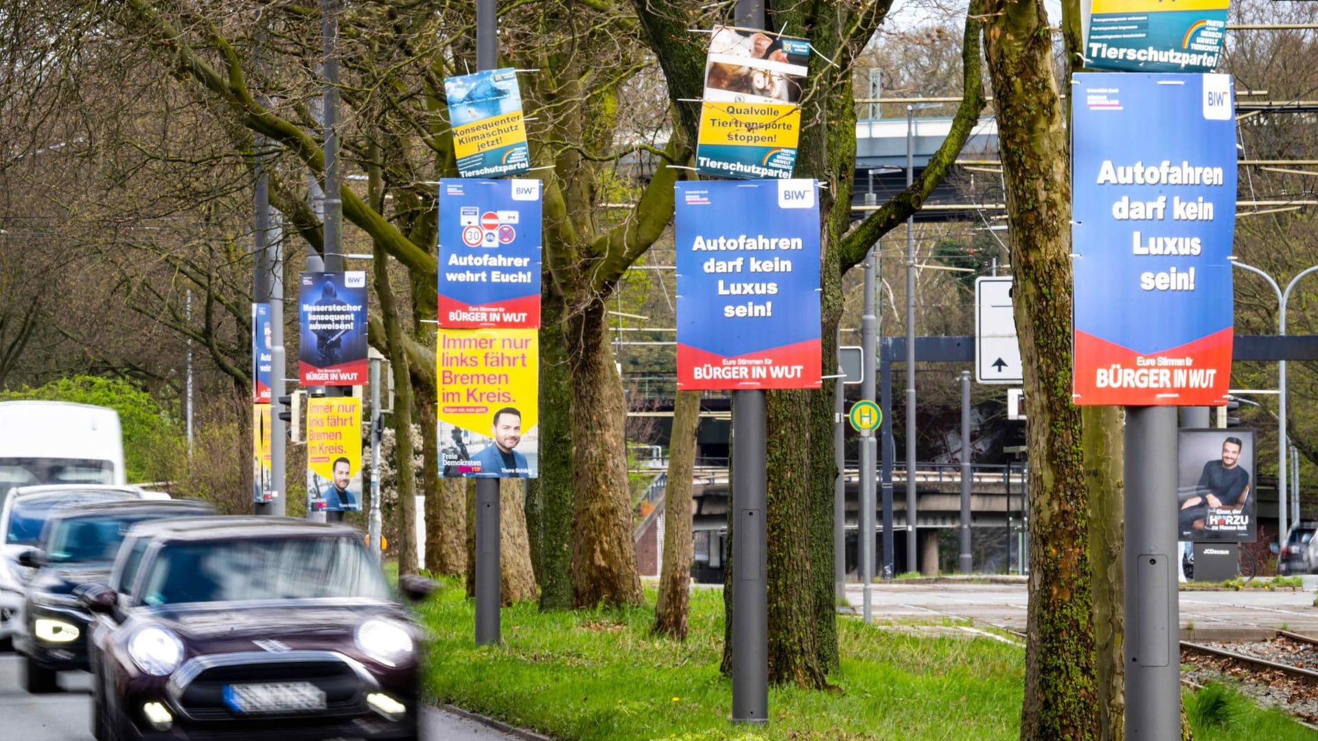 Wahlplakate der Bürger in Wut und anderer Parteien hängen am Straßenrand (Archivfoto): Die jüngste Umfrage erwartete sechs Prozent für gegründete Wählervereinigung.