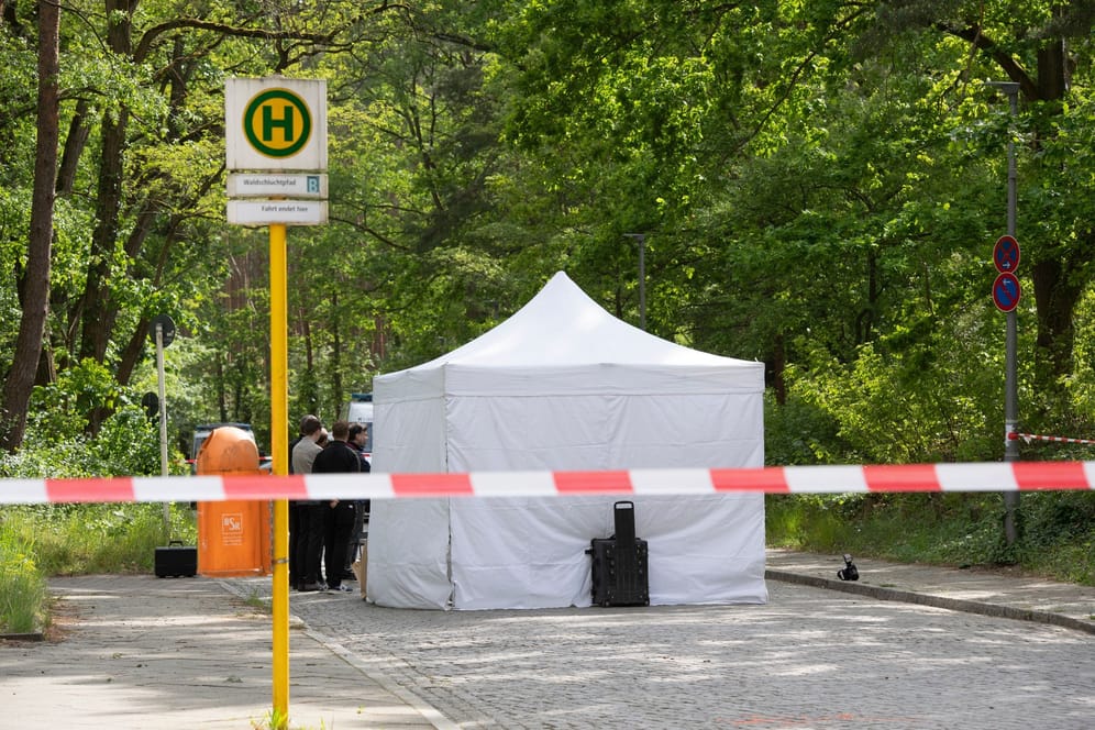 Ein Untersuchungszelt steht an einer Bushaltestelle in Berlin-Gatow: Darunter liegt die Leiche eines Mannes.