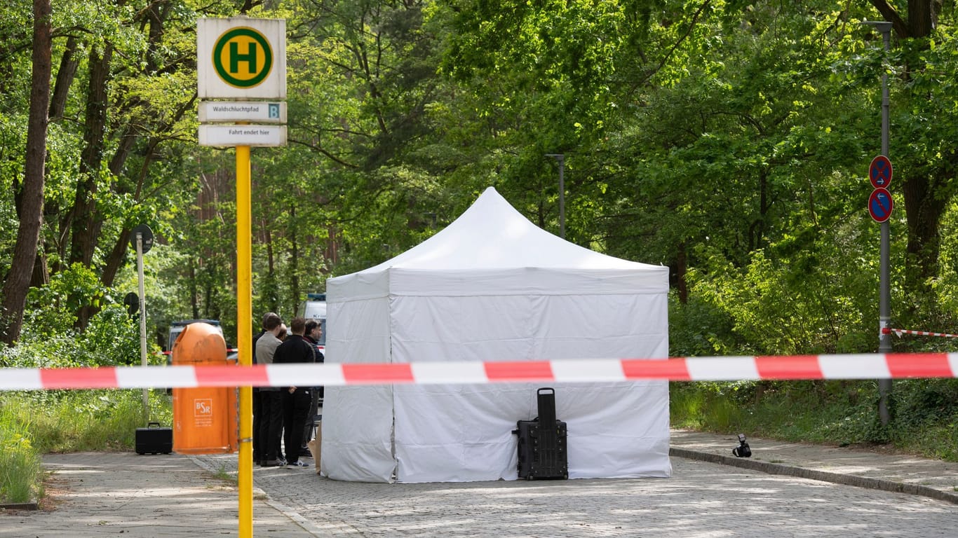 Ein Untersuchungszelt steht an einer Bushaltestelle in Berlin-Gatow: Darunter liegt die Leiche eines Mannes.