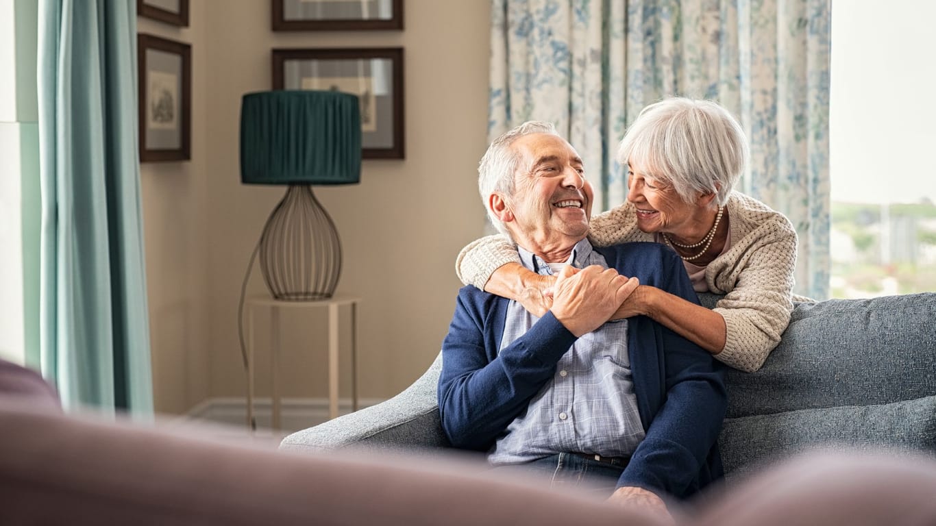 Zufriedenes Rentnerpaar (Symbolbild): Auch Rentner unterliegen der Steuerpflicht.