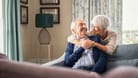Zufriedenes Rentnerpaar (Symbolbild): Auch Rentner unterliegen der Steuerpflicht.