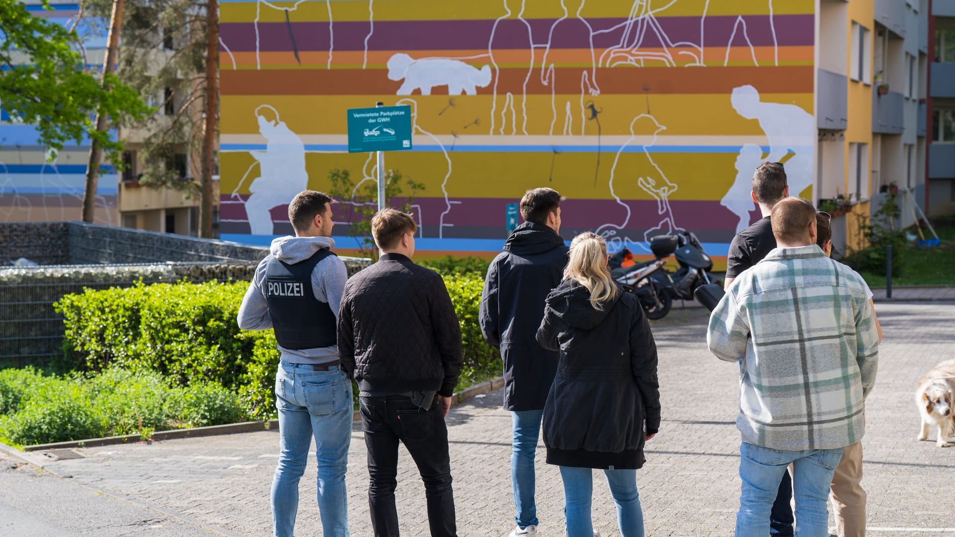 Polizisten am Fundort der Leiche in Wiesbaden.