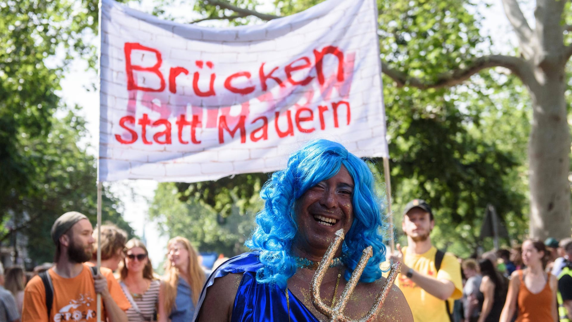 Transparent "Brücken statt Mauern" beim Karnevalsumzug