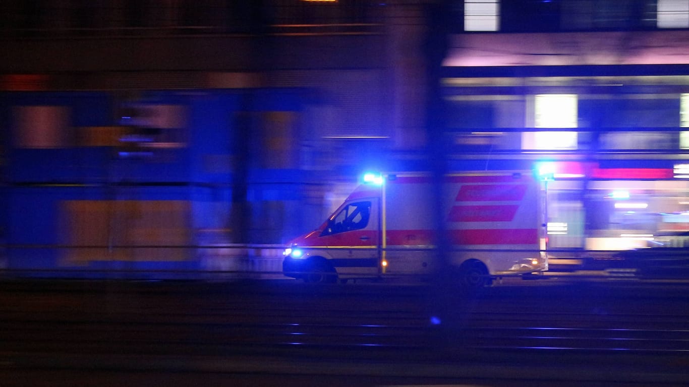 Ein Rettungswagen des Bayerischen Roten Kreuzes mit Blaulicht auf der Sonnenstraße in München (Symbolbild): In der Freinacht wurde dort ein Mann massiv an den Augen verletzt.