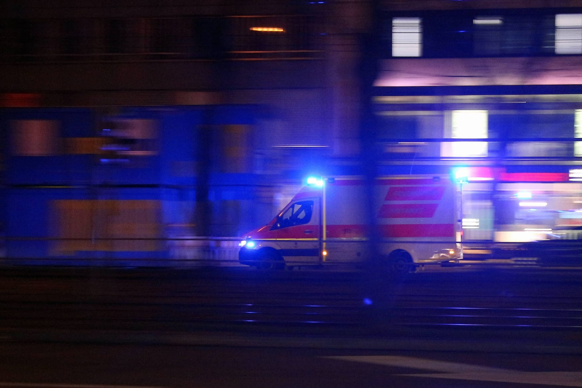 Ein Rettungswagen des Bayerischen Roten Kreuzes mit Blaulicht auf der Sonnenstraße in München (Symbolbild): In der Freinacht wurde dort ein Mann massiv an den Augen verletzt.