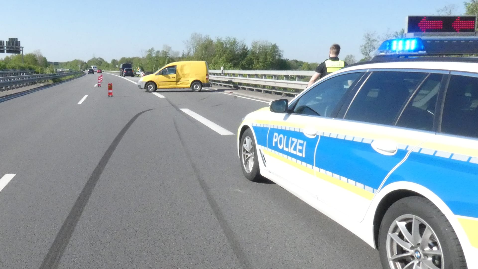 Unfall auf der A293: Zwei Fahrzeuge kollidierten, als sie der Geisterfahrerin ausweichen wollten.