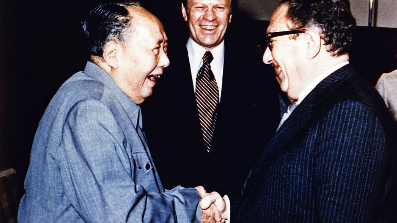 1975: Als Berater des republikanischen Präsidenten Gerald Ford traf Kissinger auch den Führer der kommunistischen Partei Chinas, Mao Zedong, in Peking.