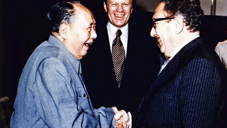 1975: Als Berater des republikanischen Präsidenten Gerald Ford traf Kissinger auch den Führer der kommunistischen Partei Chinas, Mao Zedong, in Peking.