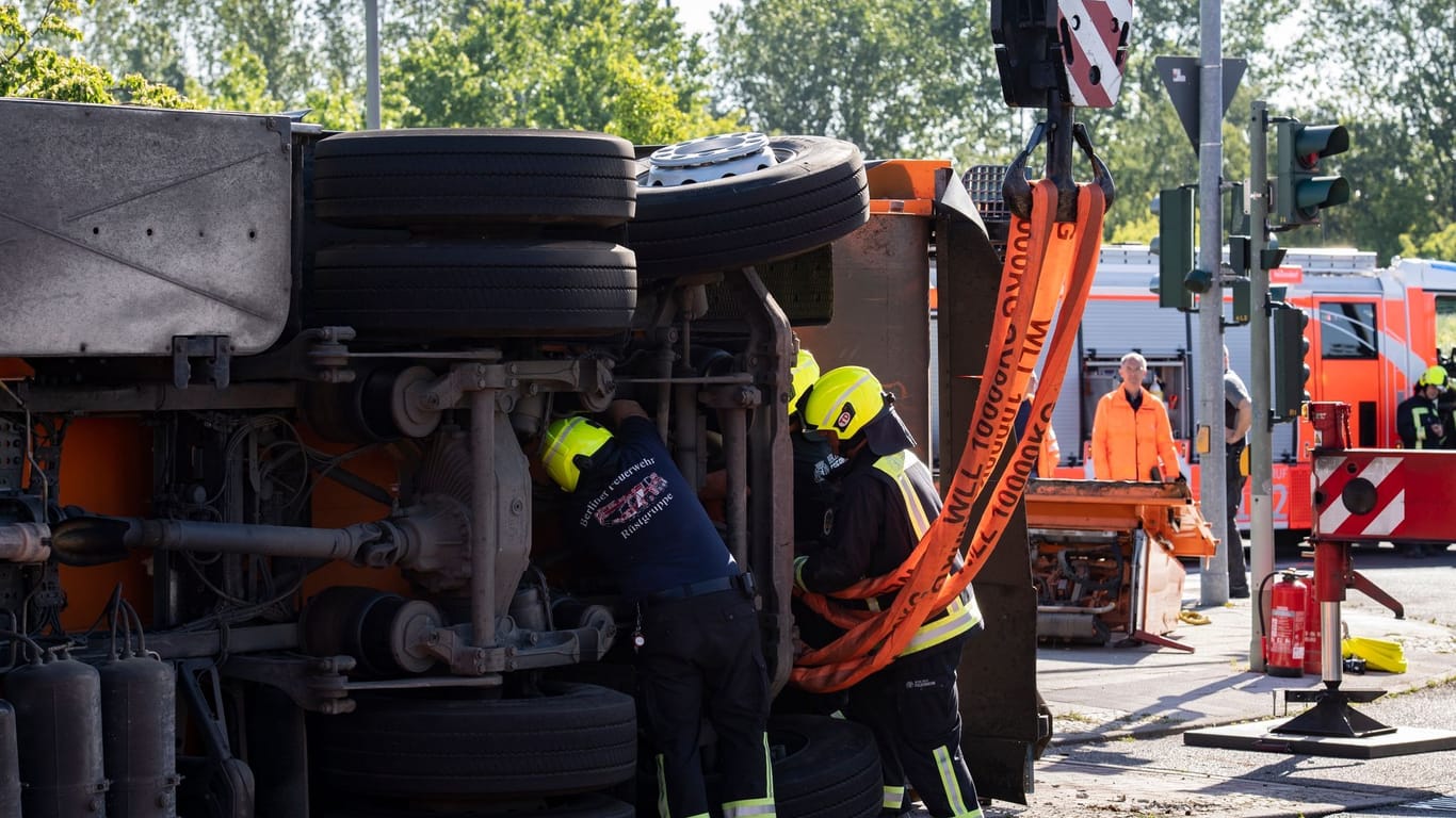Berliner Müllwagen kippt in Kurve um