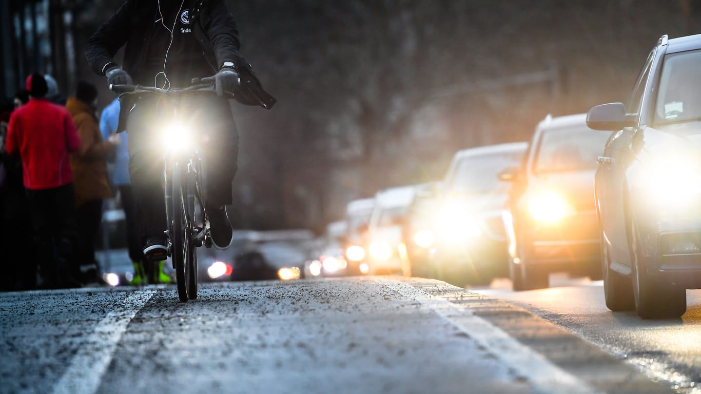 Radfahren bei Dunkelheit: Bestimmte Beleuchtung ist vorgeschrieben – andere ist verboten.