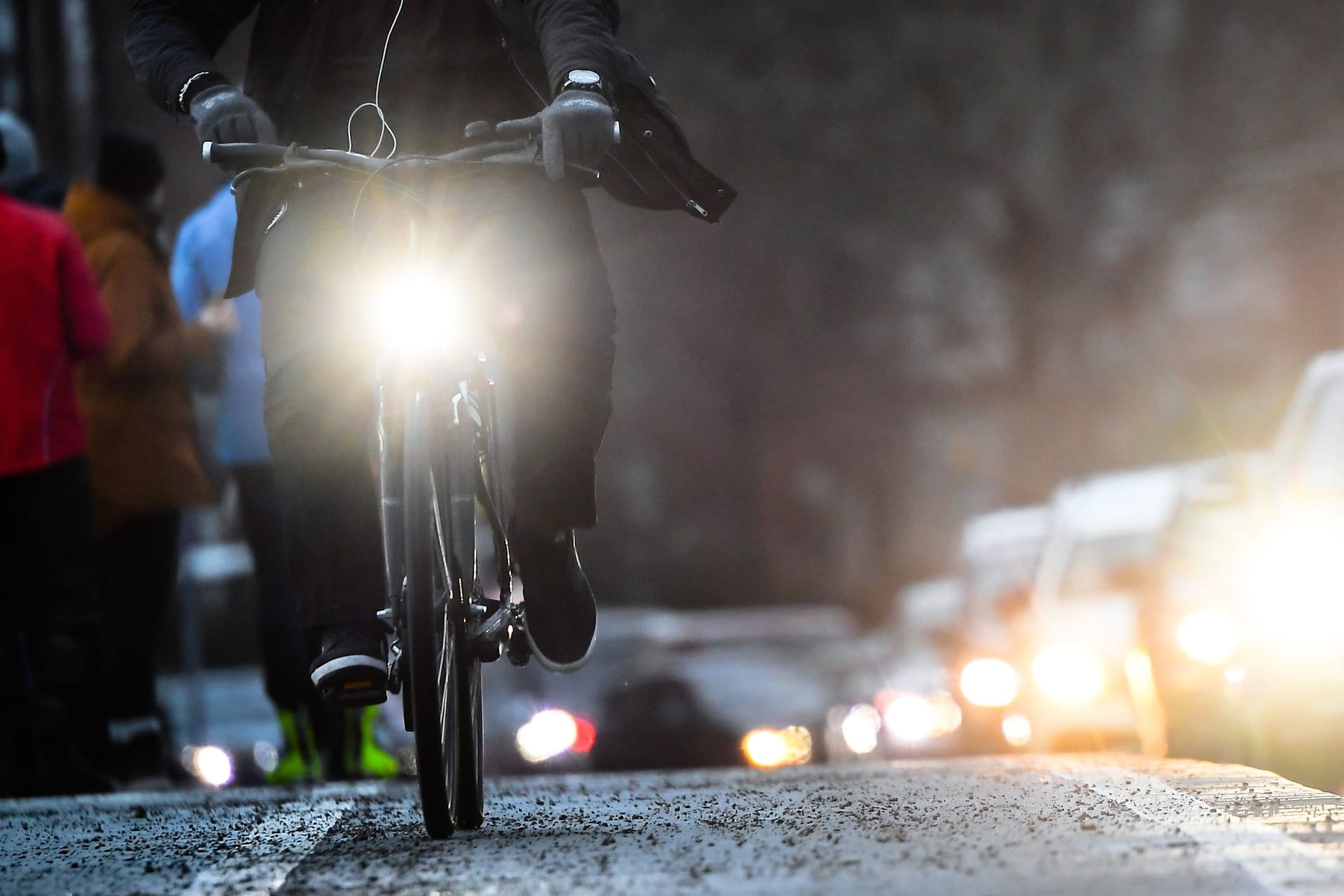 Radfahren bei Dunkelheit: Bestimmte Beleuchtung ist vorgeschrieben – andere ist verboten.