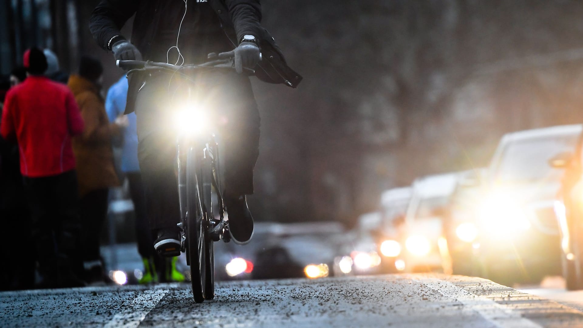 Radfahren bei Dunkelheit: Bestimmte Beleuchtung ist vorgeschrieben – andere ist verboten.