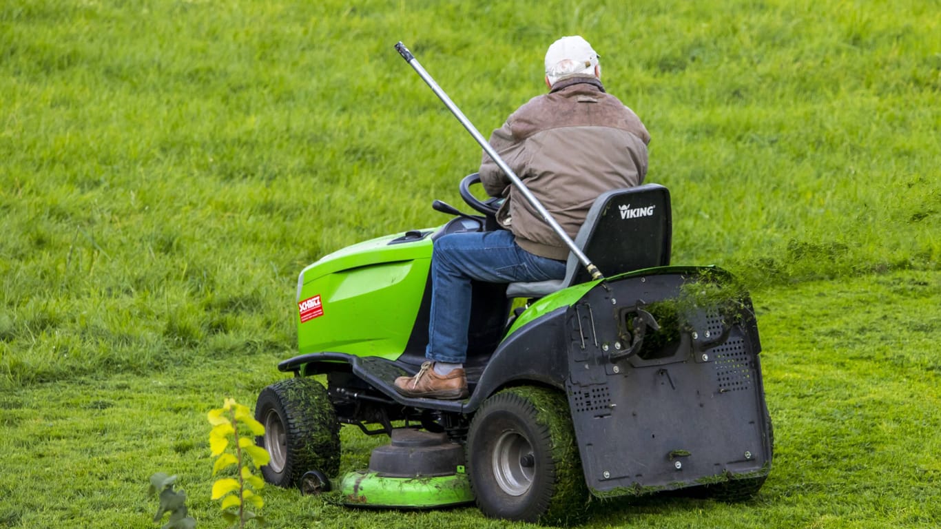 Mann auf Aufsitzrasenmäher (Symbolbild): Der 66-Jähriger mähte den Rasen auf einem Sportplatz.
