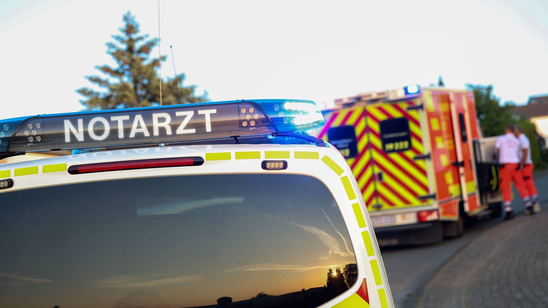 Rettungsdienst im Einsatz (Symbolbild): An einer Kreuzung hat sich ein tödlicher Unfall ereignet. Rettungsdienst im Einsatz (Symbolbild): An einer Kreuzung hat sich ein tödlicher Unfall ereignet.