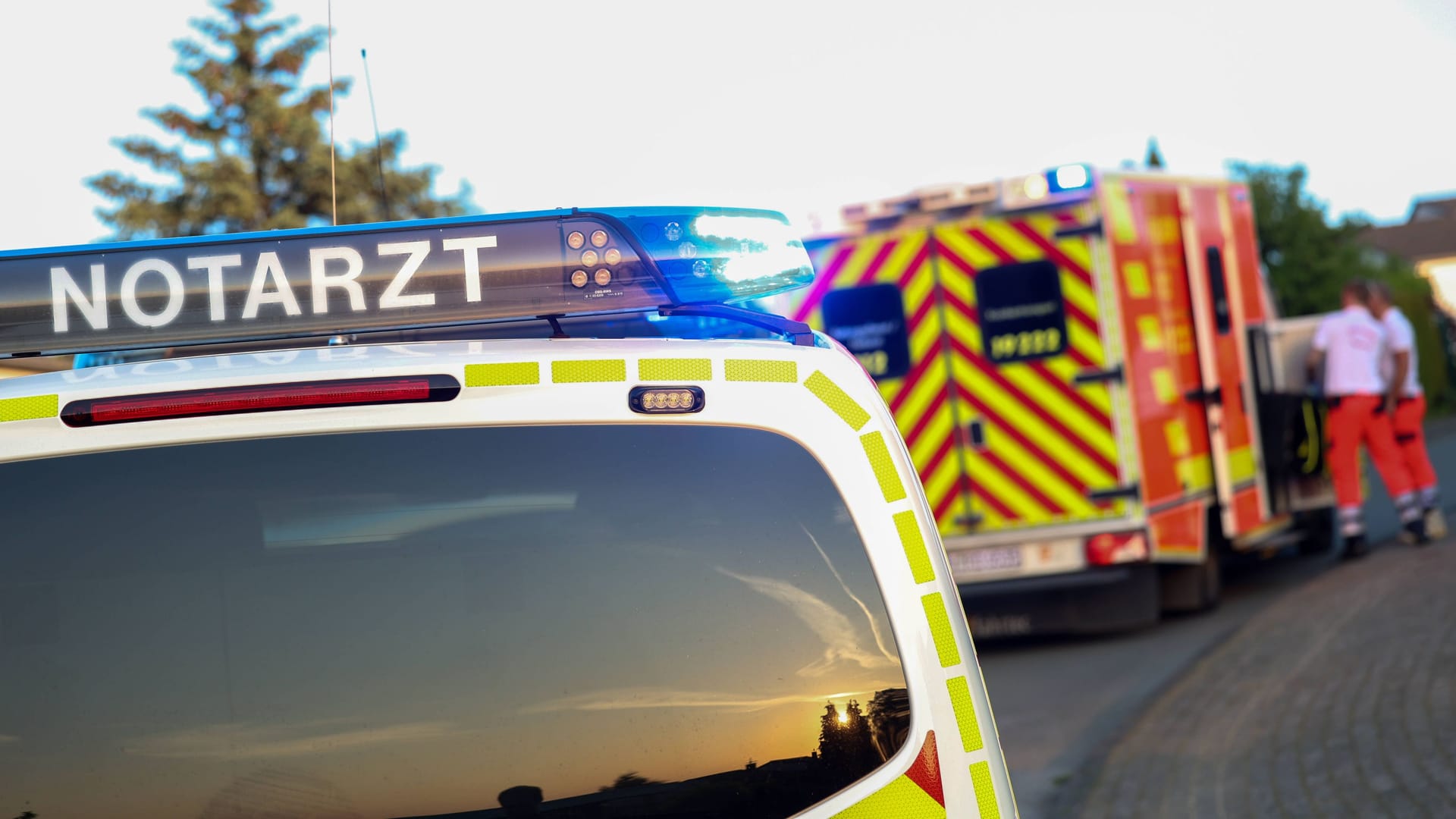 Rettungsdienst im Einsatz (Symbolbild): An einer Kreuzung hat sich ein tödlicher Unfall ereignet. Rettungsdienst im Einsatz (Symbolbild): An einer Kreuzung hat sich ein tödlicher Unfall ereignet.