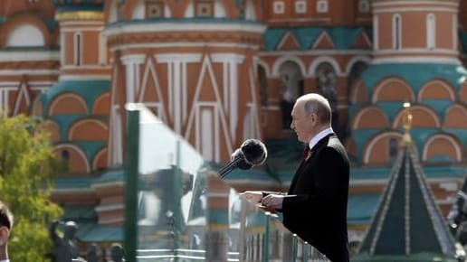 Der russische Präsident Wladimir Putin hält eine Rede während der Militärparade zum Tag des Sieges anlässlich des 78. Jahrestages des Endes des Zweiten Weltkrieges auf dem Roten Platz in Moskau.