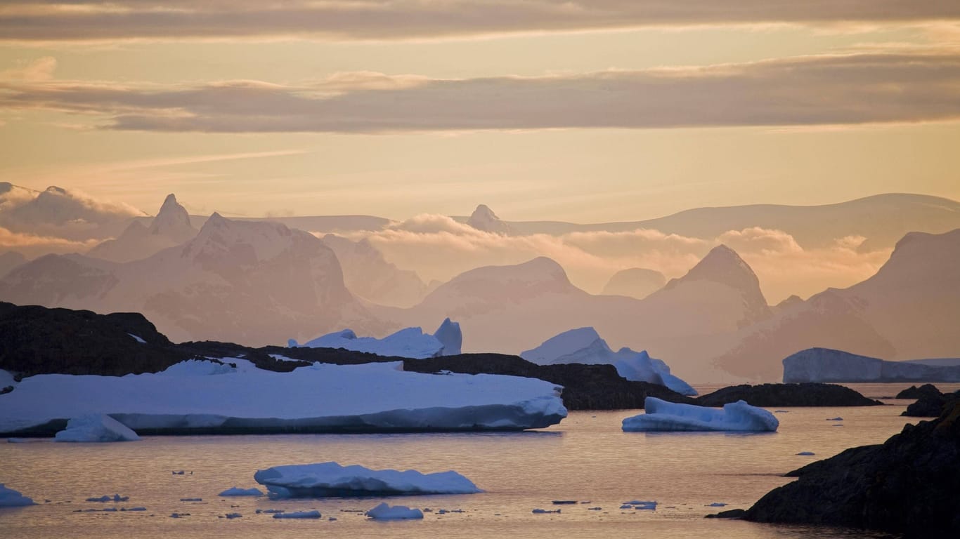 In der Antarktis schmelzen die Eisberge.