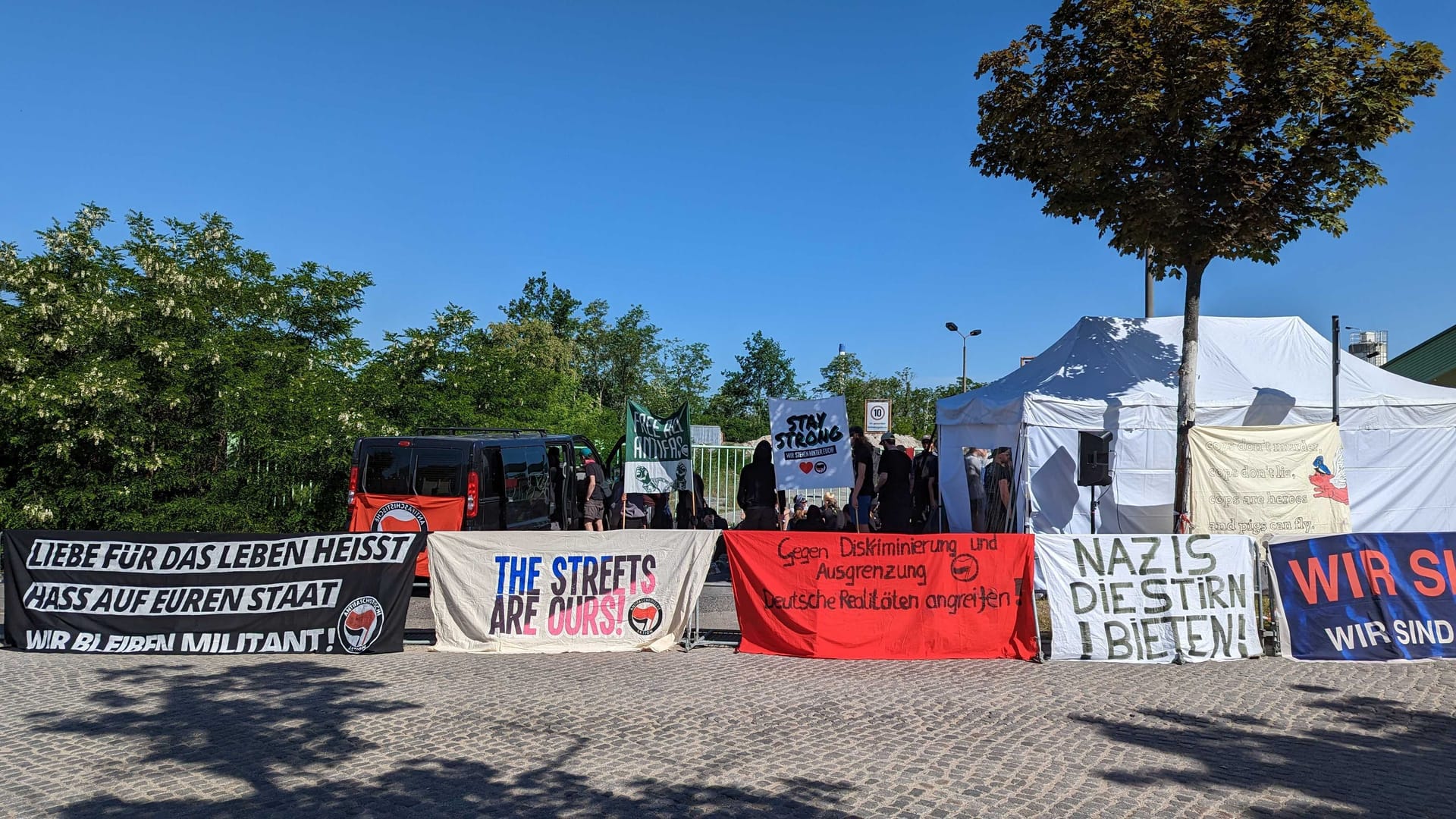 Unterstützer von Lina E. mit Transparenten vor dem Gerichtsgebäude: E. wurde zu über fünf Jahren Haft verurteilt.