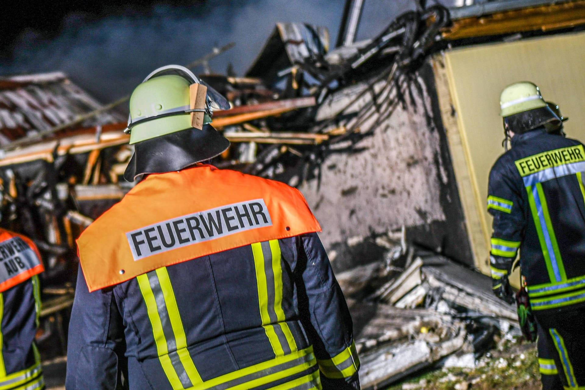 Einsatzkräfte der Feuerwehr bei einem Scheunenbrand (Symbolfoto): Die Identität des Mannes sei geklärt, die Ursache für seinen Tod bislang nicht.