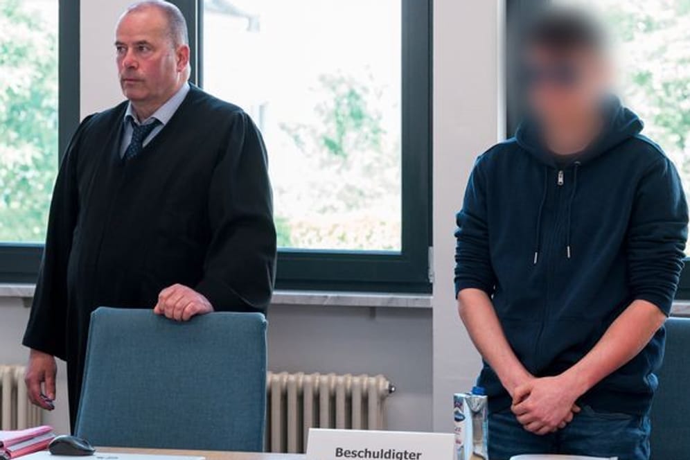 Der Beschuldigte (r.) und sein Anwalt: Der 22-Jährige hat laut Gericht eine gefestigte rechtsextreme Gesinnung.