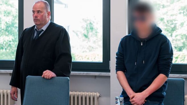 Der Beschuldigte (r.) und sein Anwalt: Der 22-Jährige hat laut Gericht eine gefestigte rechtsextreme Gesinnung.