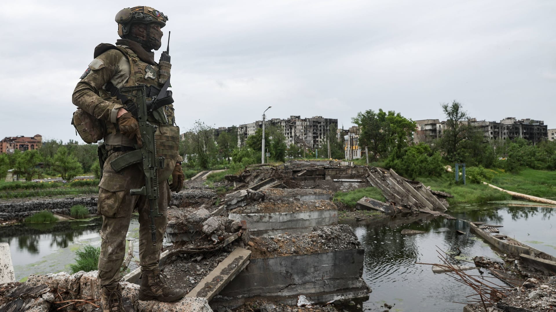 Ein Wagner-Söldner vor Bachmut: Die Einnahme der ukrainischen Stadt könnte vorerst der letzte militärische Erfolg für Putin sein.