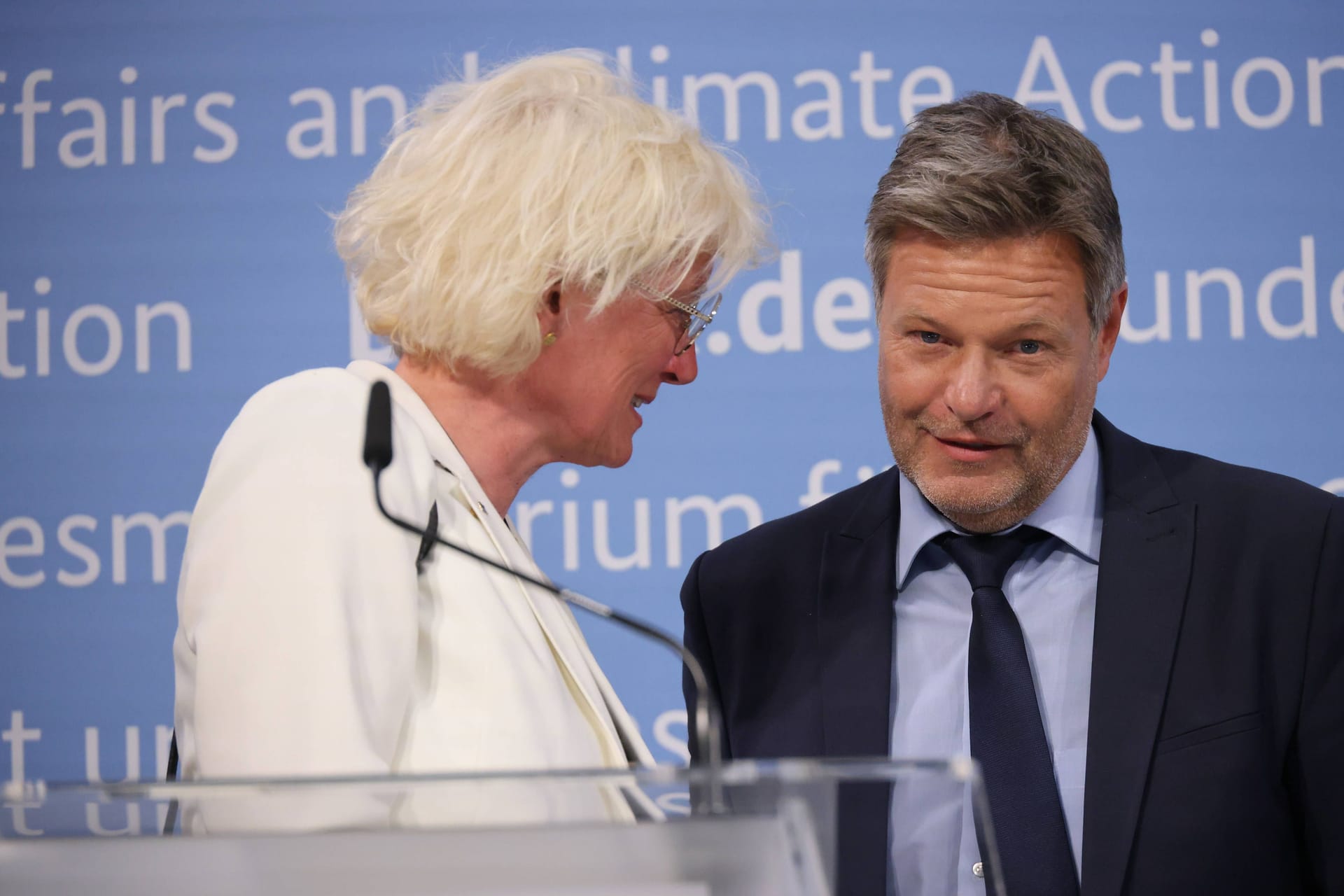 Wirtschaftsminister Robert Habeck (Grüne) im Gespräch mit Bärbel Heidebroek, Präsidentin des Bundesverband WindEnergie.