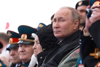 Wladimir Putin beobachtet am 9. Mai 2022 die Militärparade: Wird er auch ein Jahr später wieder auf der Tribüne sitzen?