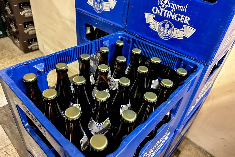 Ein Kasten Oettinger Pils im Supermarkt (Archivbild): Das Bier gibt es bei Kaufland in Nordrhein-Westfalen aktuell nicht mehr.