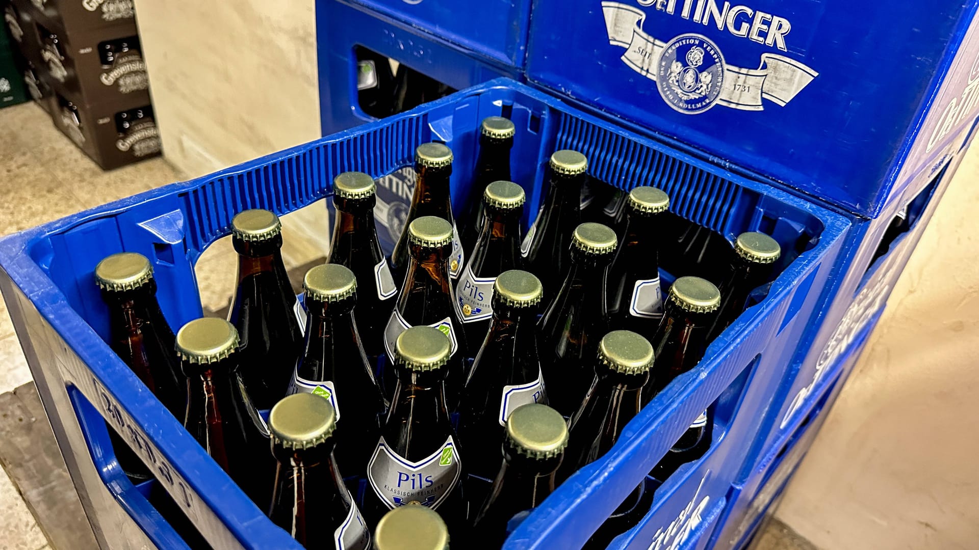 Ein Kasten Oettinger Pils im Supermarkt (Archivbild): Das Bier gibt es bei Kaufland in Nordrhein-Westfalen aktuell nicht mehr.