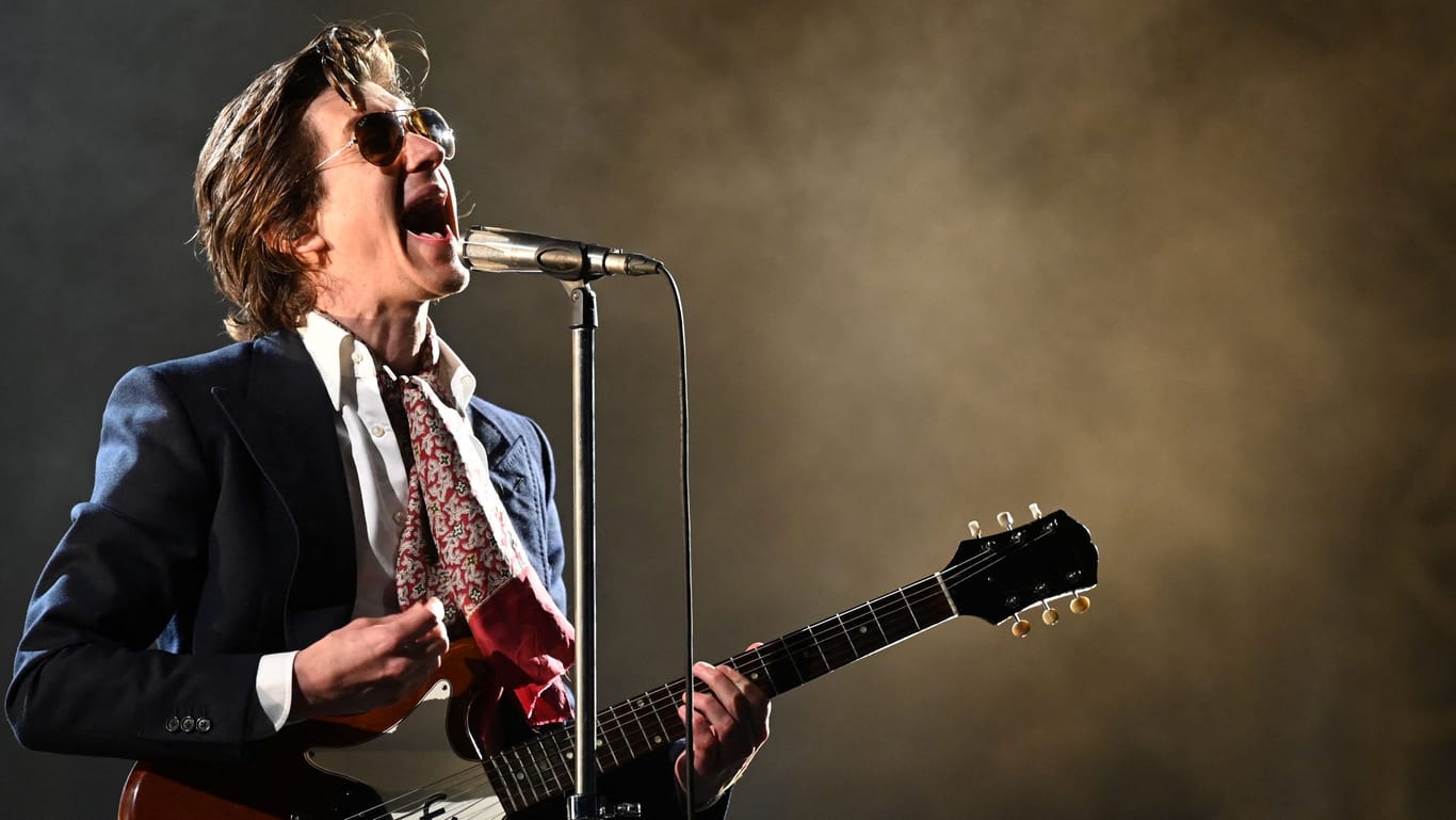 Arctic Monkeys: Frontmann Alex Turner bei einem Auftritt vor wenigen Tagen in Hong Kong.